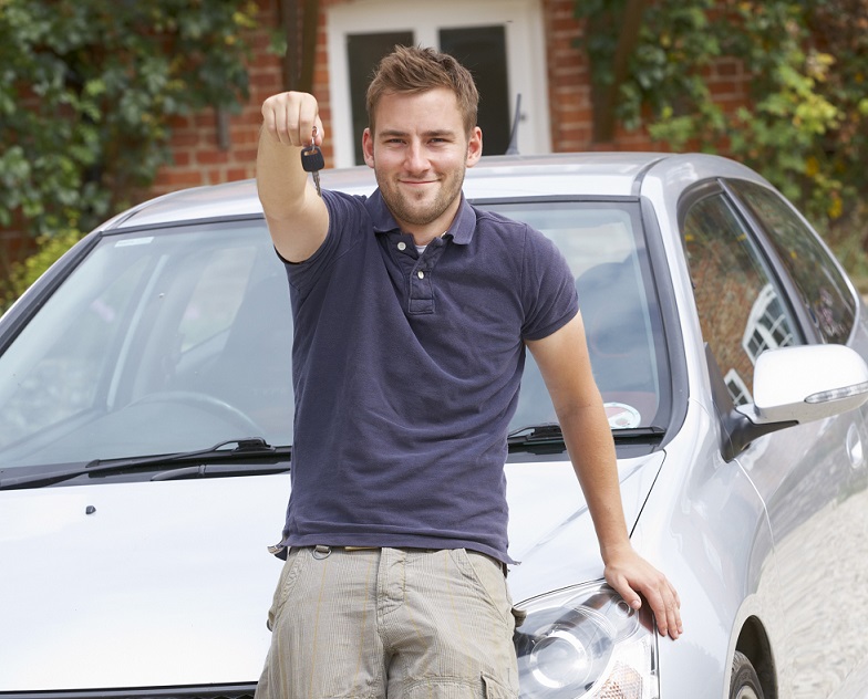 Al Sud e nelle Isole nel 50% dei casi ai costi di mantenimento pensano i genitori La prima auto? Gli italiani la comprano a 22 anni Quasi sempre la si compra usata, gli uomini la cambiano dopo 6 anni, le donne dopo 7 e mezzo